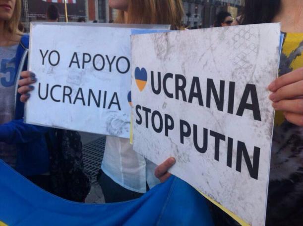 Pancartas de apoyo a Ucrania, pisoteados por algunos violentos miembros de la marcha por el aniversario del 15M